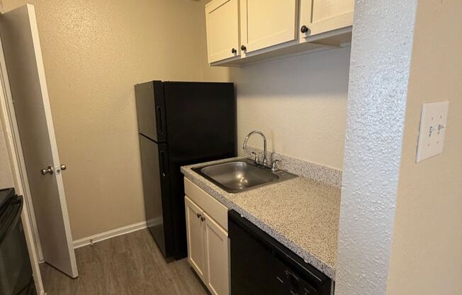 2 beds, 2 baths, 844 sqft, $1,155, Unit 216