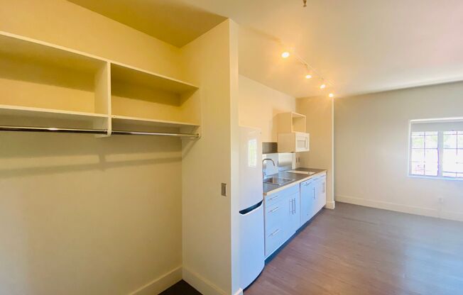 Studio, 1 bath, 500 sqft, $895, Unit 402-208