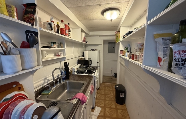 2 beds, 1 bath, $3,100, Unit 20