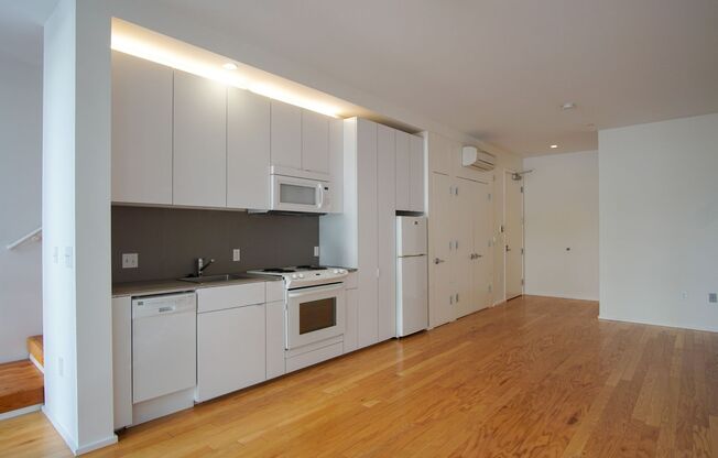 1 bed, 1.5 baths, $1,999, Unit 1906 B