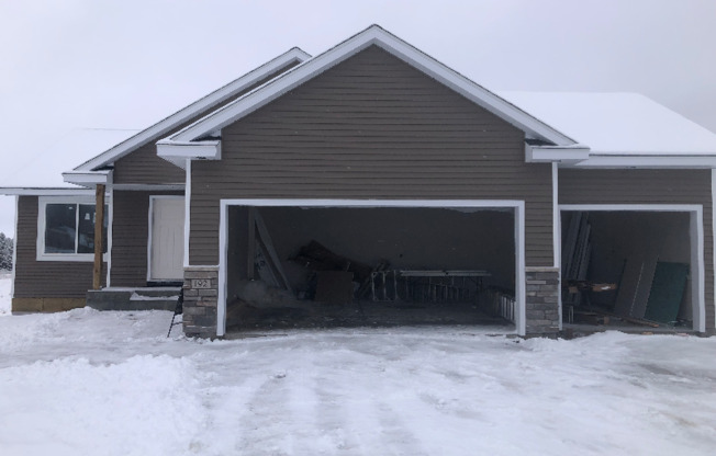 192 STONELAKE DR SE