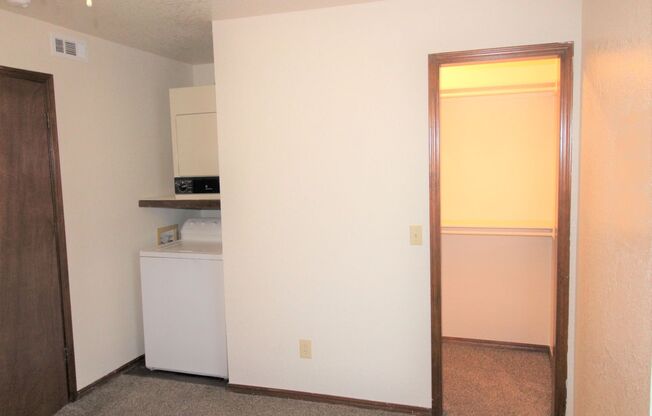2 beds, 1 bath, 850 sqft, $850, Unit 10B