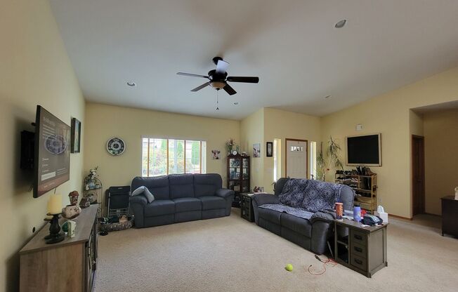 Charming and spacious 3 bed home in secluded location, 10 minutes to freeways