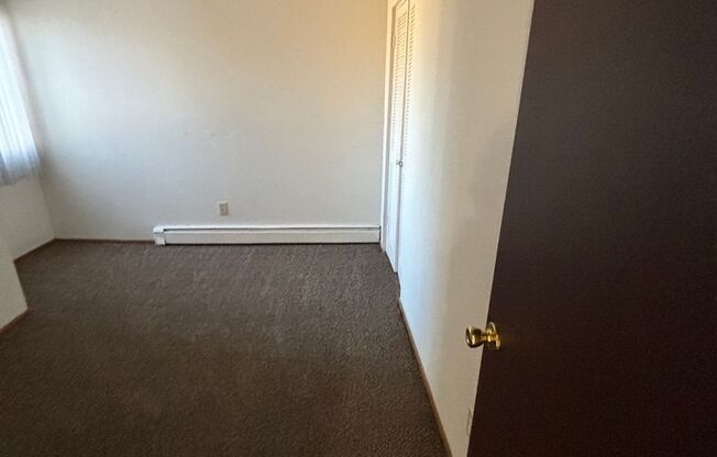 3 beds, 1.5 baths, 1,204 sqft, $1,569, Unit 5212 05