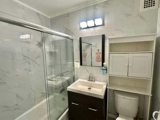 2 beds, 1 bath, $2,700, Unit B201