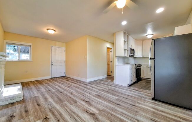 Refurbished 2bd House With Office & Exterior Laundry Room