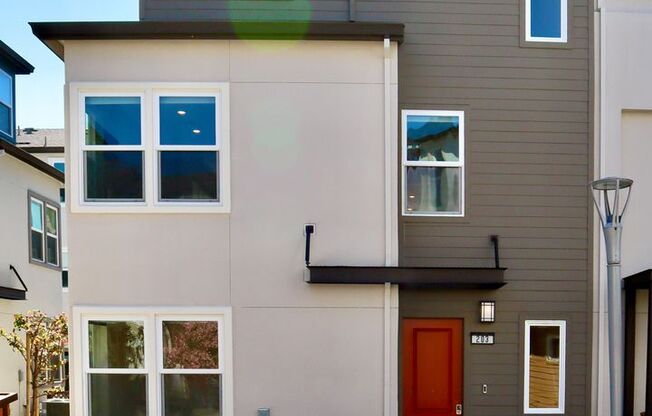 Gorgeous 3-story Townhome Available for Rent! Cherry-Guardino Neighborhood