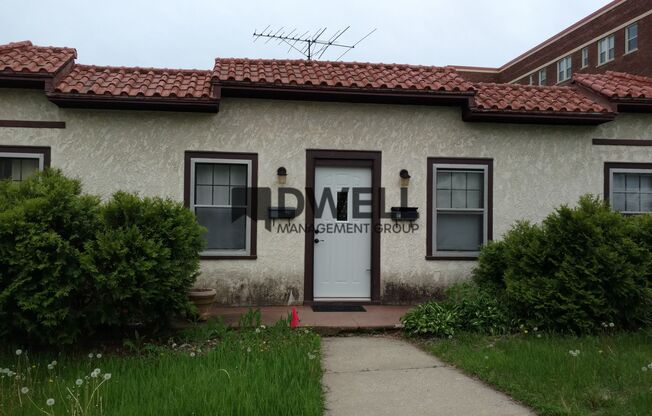 1 bed, 1 bath, $875, Unit 710 5th Street Southwest-1