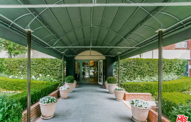 Studio, 1 bath, 405 sqft, $2,700, Unit 546