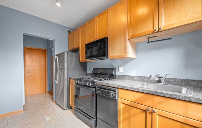 SPACIOUS END UNIT CONDO NEAR GREEN LINE - FRESHLY UPDATED