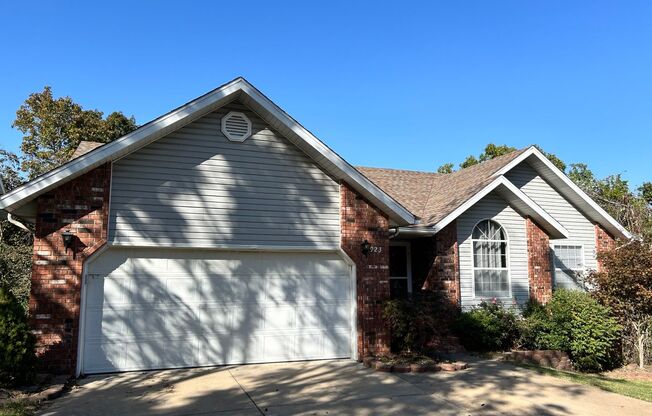 Beautiful 3 bedroom in OZARK is ready now!