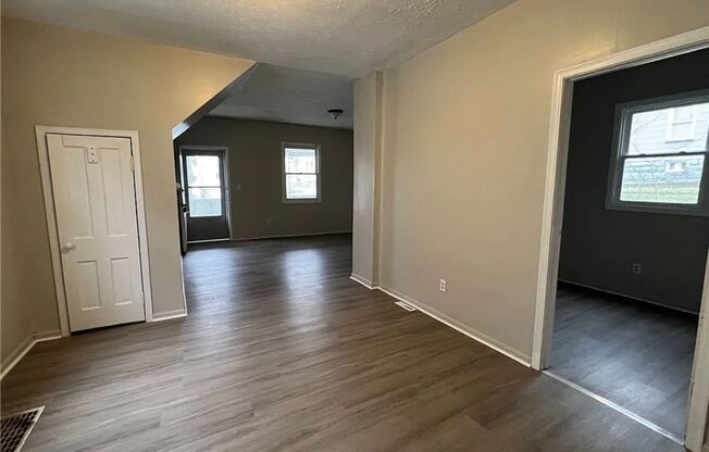 2 beds, 1 bath, $775, Unit Down