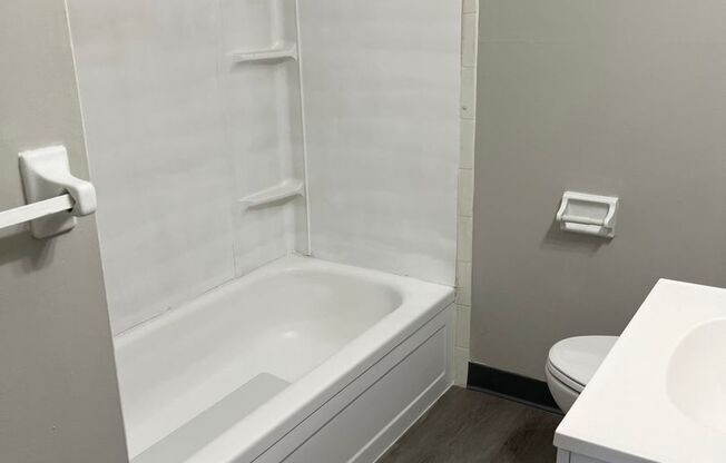 2 beds, 1 bath, 800 sqft, $1,100, Unit 117