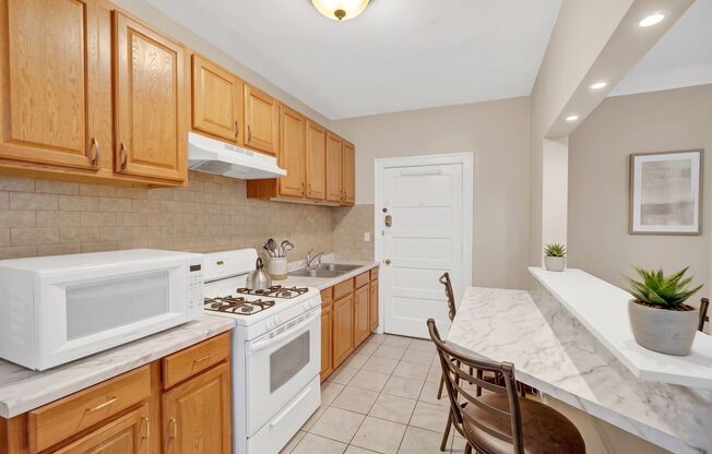 3 beds, 1 bath, 1,300 sqft, $2,900, Unit 2S