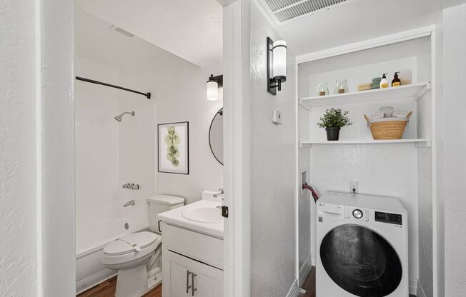 2 beds, 1 bath, 780 sqft, $1,348, Unit 25