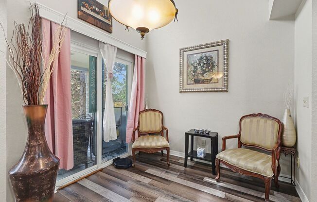 Updated 2 bed 2.5 bath End Unit Townhome in Lochmoor!