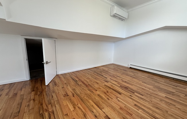 489 4 AVE
