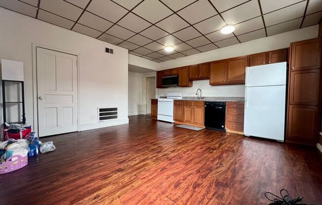 Fantastic Oakland 3BR! 2 FULL Bathrooms / Central A/C! Call Today!!