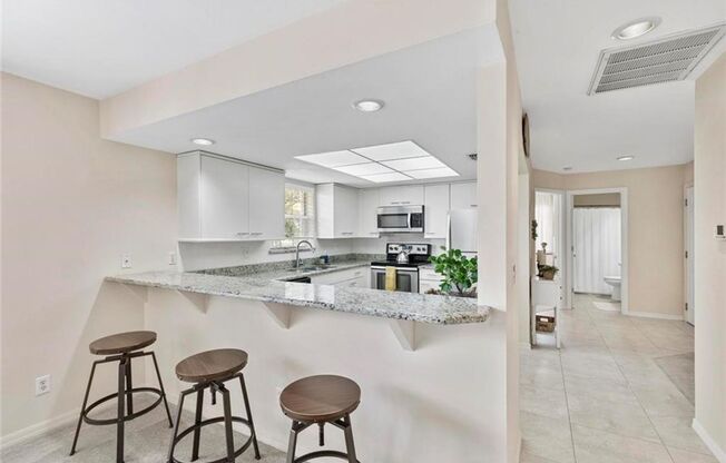 ** WALDEN OAKS ** 2 BED + DEN / 2 BATH - CONDO - LAKE FRONT - CENTAL NAPLES - ANNUAL RENTAL