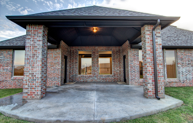 FREE RENT UNTIL 11/15 + 2900 Sq. Ft. - 4 Bedrooms/3.5 Baths/Media Room/Study/Formal Dinning/3 Car- Edmond Schools-Storm Shelter