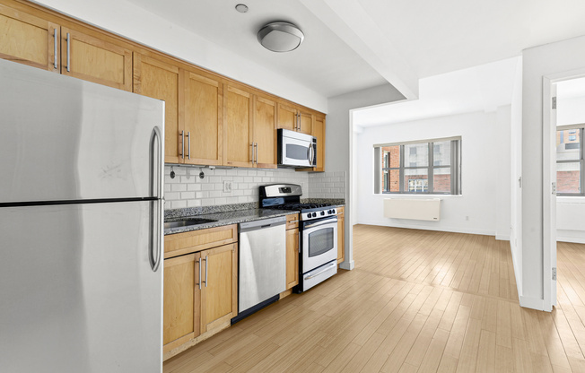 516 W 47 ST