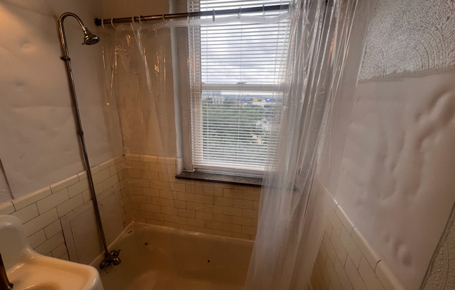 Studio, 1 bath, 400 sqft, $850, Unit 703