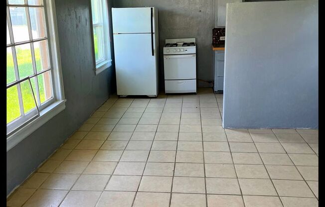 1000 S Lamar Rear 1 Bed 1 bath back house