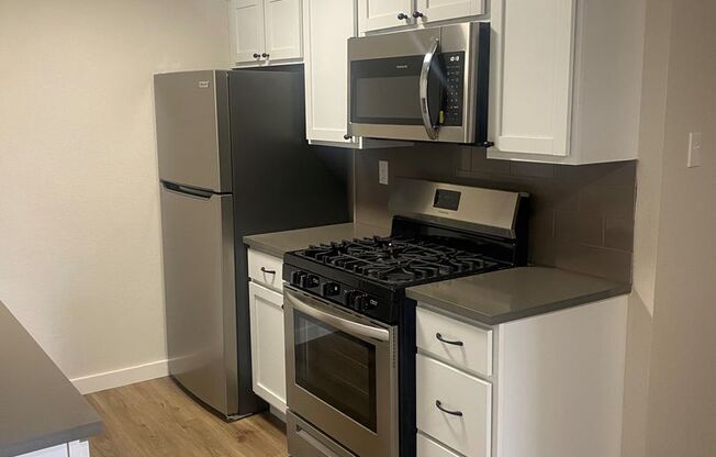 2 beds, 2 baths, 900 sqft, $1,412, Unit LAW11-216