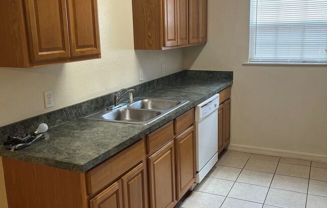 LEASE TERMS NEGOTIABLE Unique Townhome in NW Gainesville