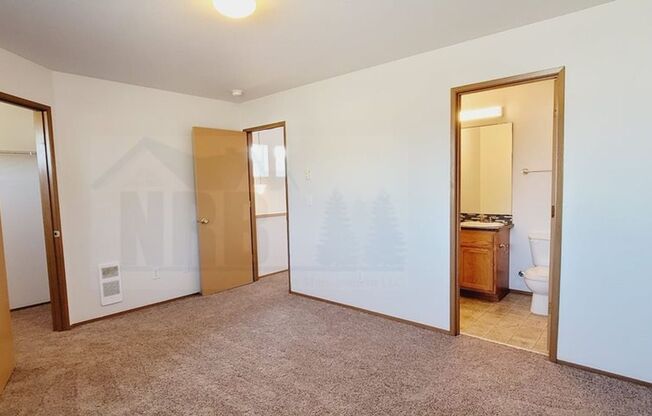 3 beds, 2.5 baths, $2,295, Unit UNIT B