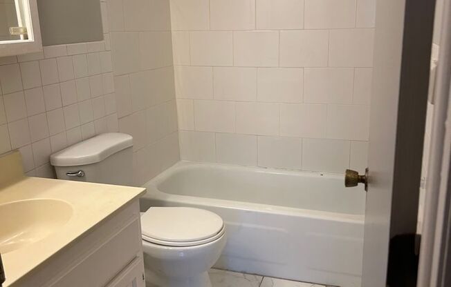 1 bed, 1 bath, 825 sqft, $1,100, Unit 804-220