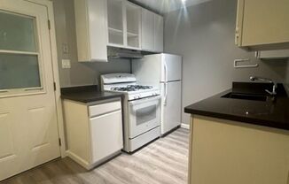 2 beds, 1 bath, 800 sqft, $2,975