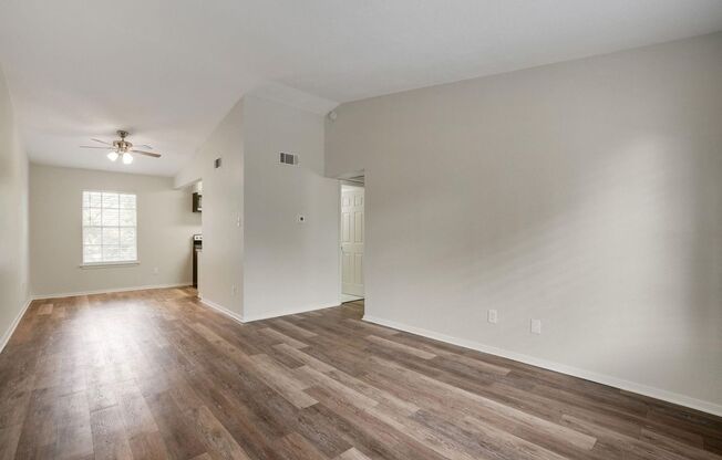 2 beds, 1 bath, 810 sqft, $1,100, Unit 102