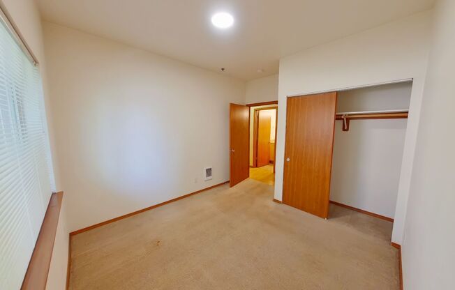 3 beds, 2 baths, $2,400, Unit 301