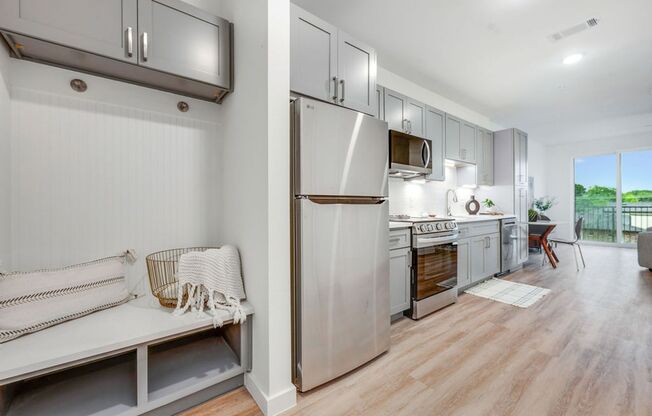 Studio, 1 bath, 608 sqft, $1,375