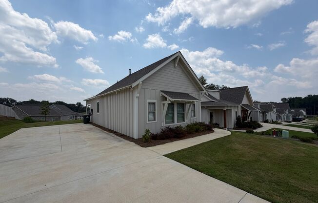 Beautiful Newer Construction Home on Mimms Trail!