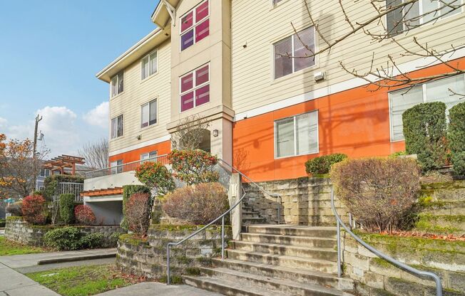 Studio, 1 bath, 200 sqft, $949, Unit 208