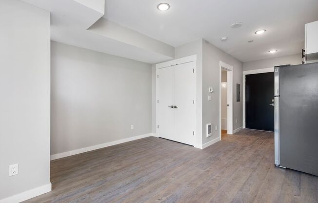 Studio, 1 bath, 270 sqft, $1,095, Unit 407