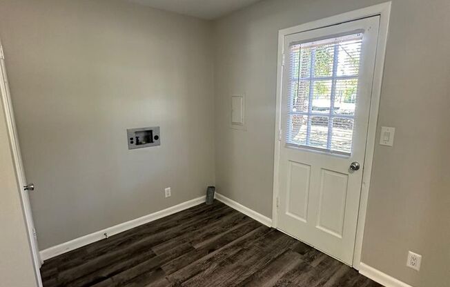 1 bed, 1.5 baths, 810 sqft, $975