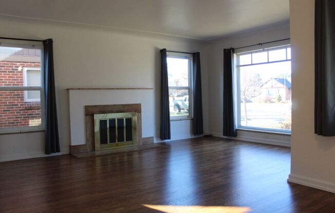 Charming 2 BR/ 1 3/4 BA home in Montclair Neighborhood!