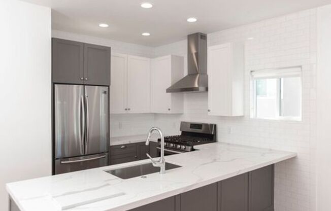 Beautiful 2 Bedroom apartment with Bonus Office space in Echo Park