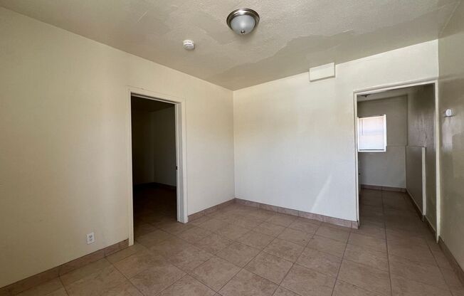 2 beds, 1 bath, $975, Unit APT # 4