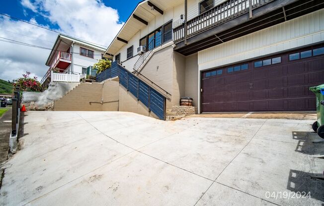 MOANALUA GARDENS 3BR/2BA/1 Assigned parking, plenty of street parking. Electricity and Water Included!