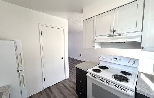 2 beds, 1 bath, 890 sqft, $1,415, Unit 13