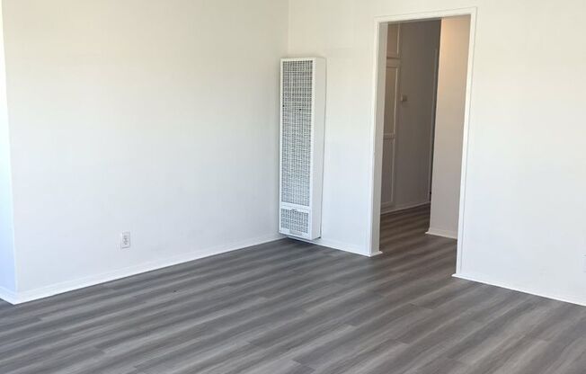 2 beds, 1 bath, 917 sqft, $2,295, Unit 823