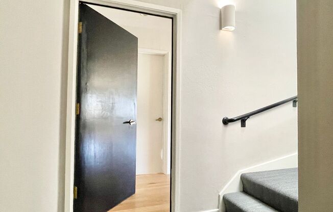 3BR/2BA Noe Valley Condo! Parking!  Laundry!  Flat Yard! PROGRESSIVE