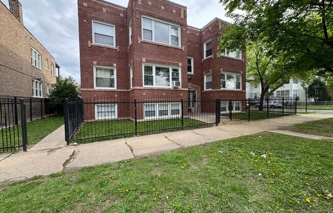 Spacious 1BR Single-Family Near 55th & Whipple — Heat & Hot Water Included