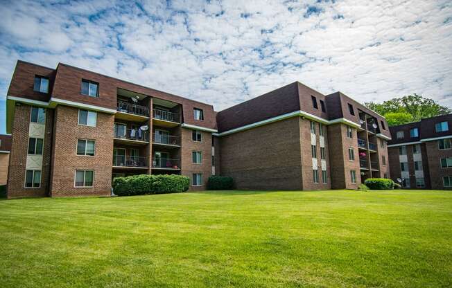 Oakton Park Apartments Building Exterior Far 25