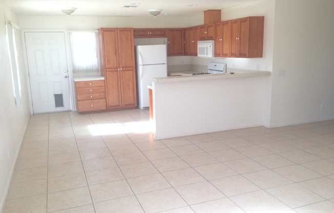 3 beds, 2 baths, $1,400