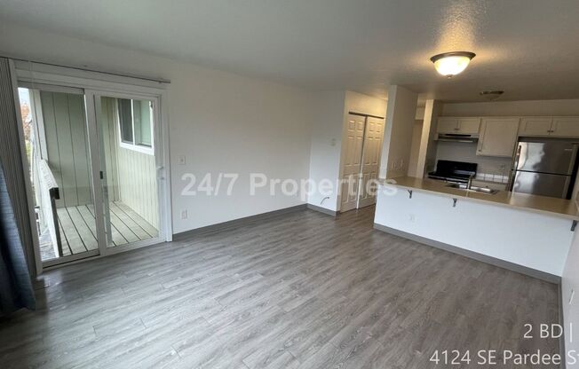 SE Portland - 2BD I 1BA Apt - Top Floor w/ Balcony!